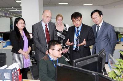 華天軟件與德國(guó)開姆尼茨工業(yè)大學(xué)攜手共建數(shù)字化工廠示范實(shí)驗(yàn)室